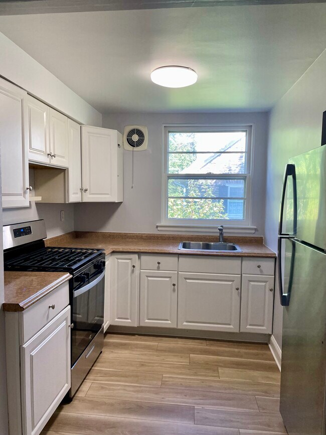 Kitchen - 310 E Evergreen Ave