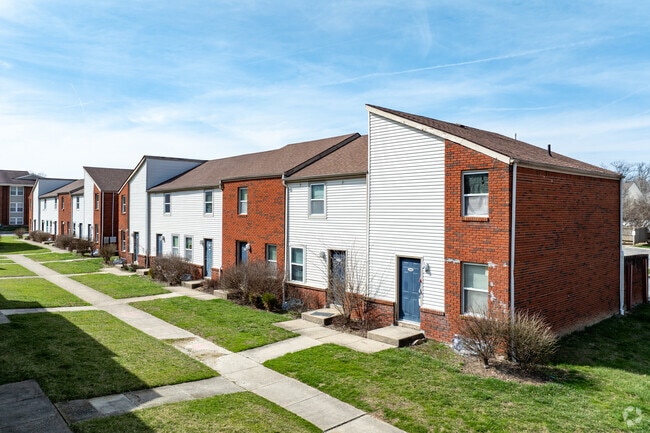 Row of Townhomes - Hilliard Village Apartments