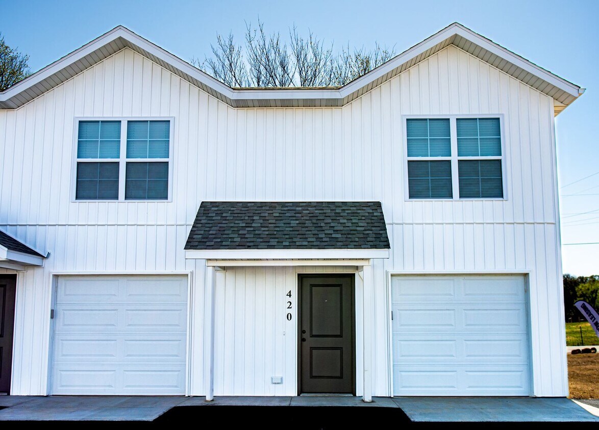 Foto principal - New 3 Bedroom / 2.5 Bathroom Townhome in D...