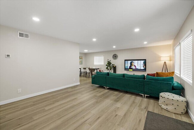 Foto del edificio - 2410 W Bruneau Pl