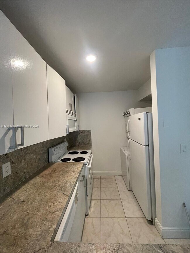 Foto del edificio - 835 Twin Lakes Dr