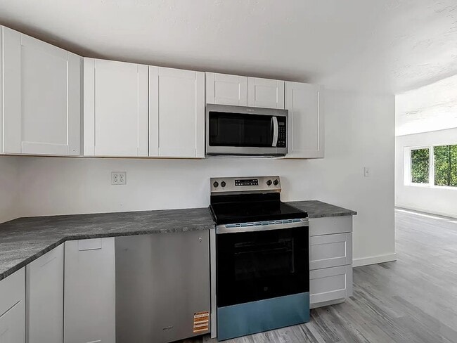 Building Photo - 615-633 33 Rd