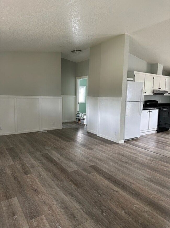 Foto del edificio - FREE RENT AND $1,000 SECURITY DEPOSIT - Single Level Updated Home w/ Spacious Yard and Loads of S...
