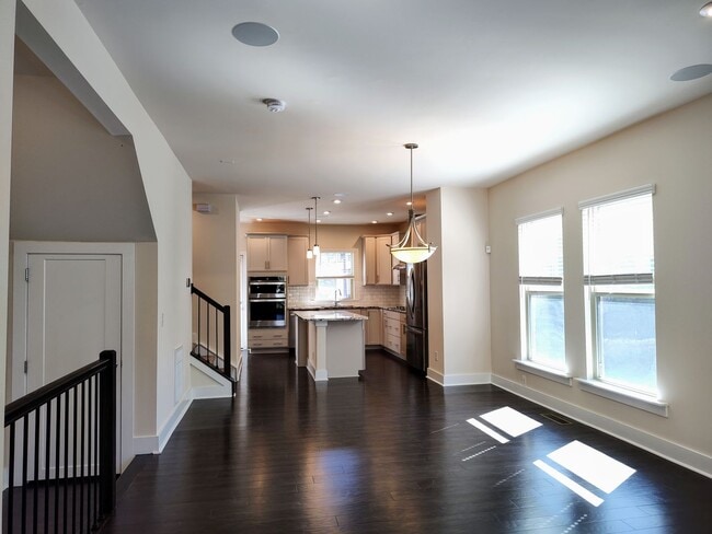 Foto del edificio - Modern End-Unit Townhome located in the Ce...