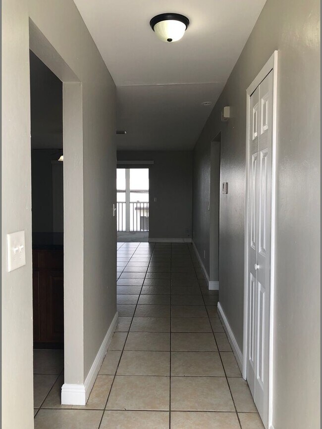 Building Photo - Large 3 Bedroom 2 Bath 2nd Floor Apartment