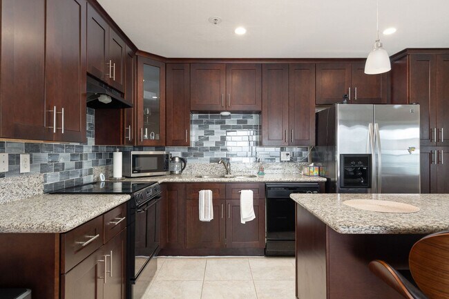 Foto del edificio - Oceanfront 2 bedroom condo available, full...