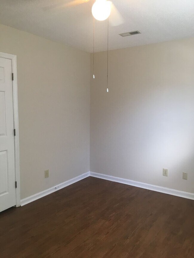 Foto del edificio - 2 bedroom 2 bathroom duplex near Cherry Park!