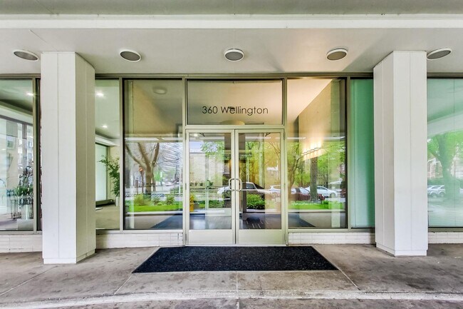 Foto del edificio - 360 W Wellington Ave