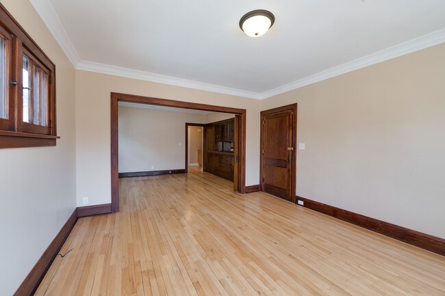 Building Photo - 726 E 38th St