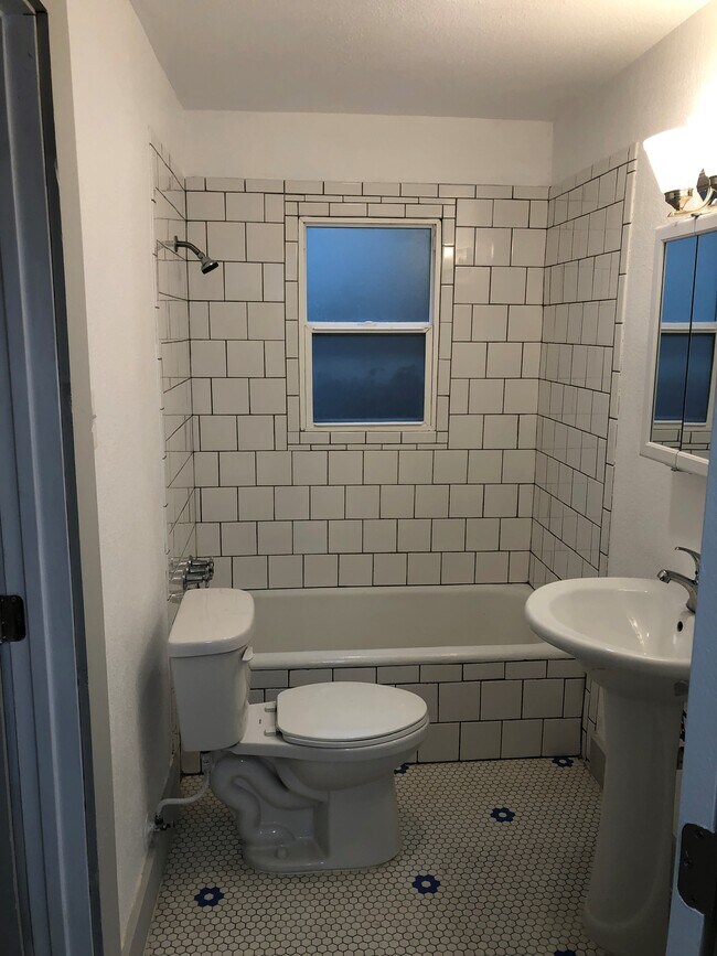 Baño - 2800 H St