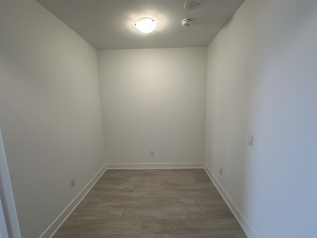 Photo du bâtiment - Bright & Functional 1+Den with Underground...