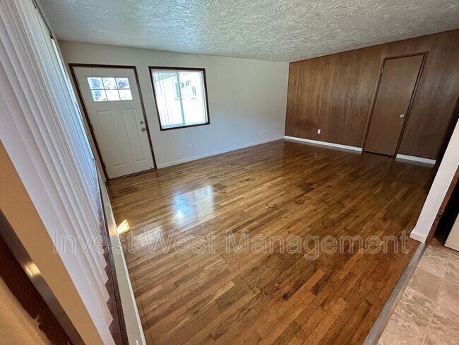 Foto del edificio - 614 NE Anderson Rd