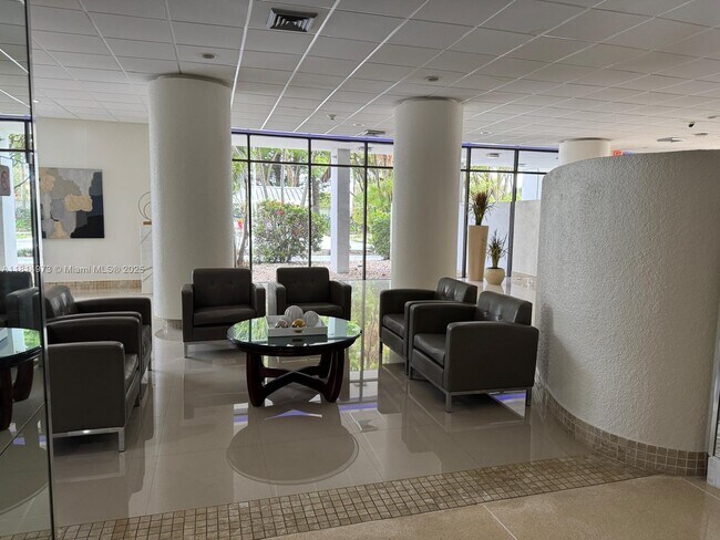 Foto del edificio - 20100 W Country Club Dr