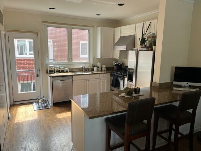 Kitchen - 1827 W Oakdale Ave