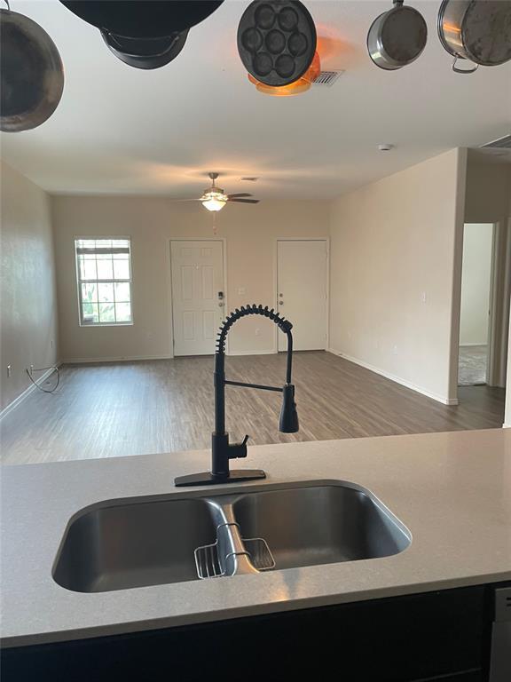 Foto del edificio - 7408 Tonka Ln