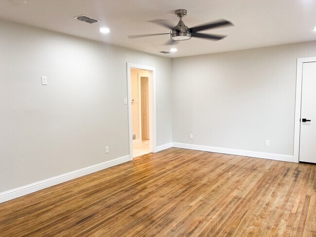 Building Photo - 722 E Strong Pkwy