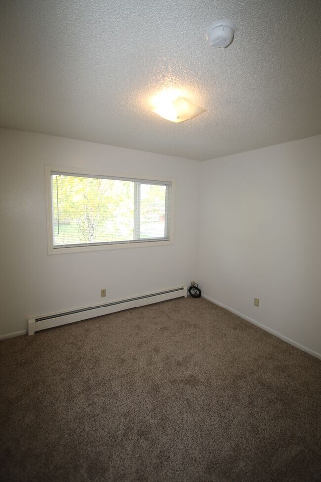 Foto del edificio - 2 bedroom Unit with 1 Car Detached Garage!