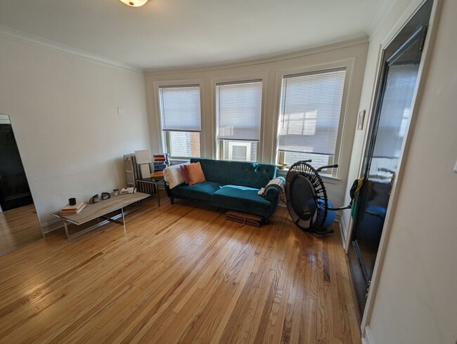 Foto del edificio - Spacious 1 BR - New Renovation Near the La...