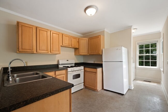 Building Photo - Charming Pet-Friendly Chapel Hill Cottage Minutes from UNC