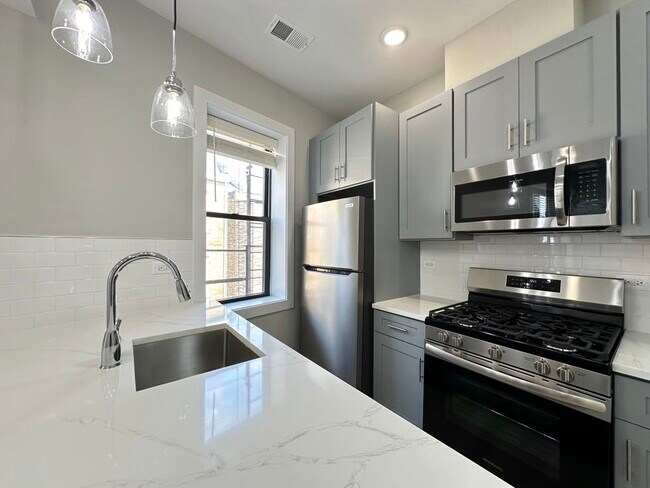 Building Photo - 429 W Belden Ave