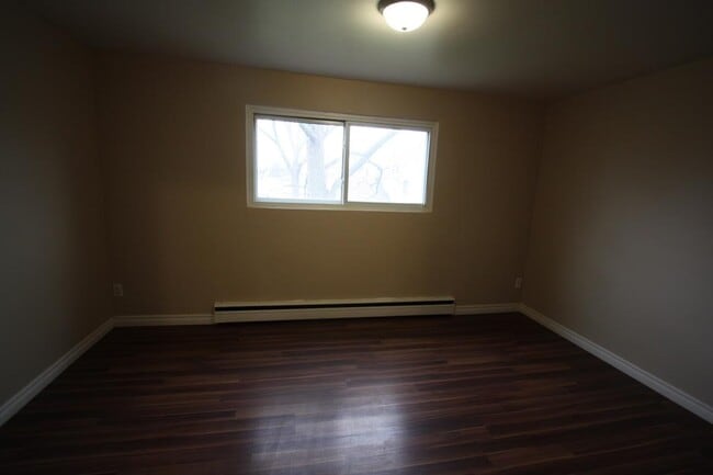 Building Photo - 451 Lyndoch St