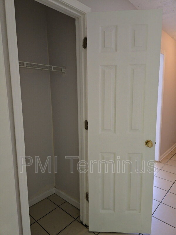 Foto del edificio - 5227 Ridge Forest Dr
