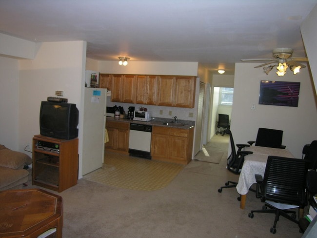 Building Photo - 289 Greenough St