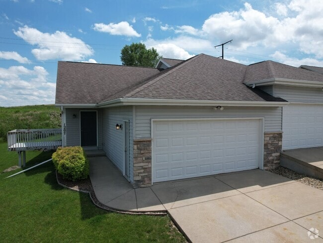 Building Photo - 1207 Temple Dr