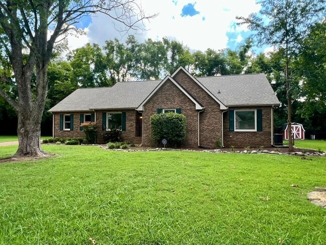Building Photo - All Brick 3 Bed/2 Bath, Fenced Backyard, End of Cul-de-sac in North Murfreesboro