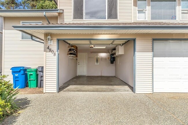 Building Photo - 4808 Fairbrook Crescent