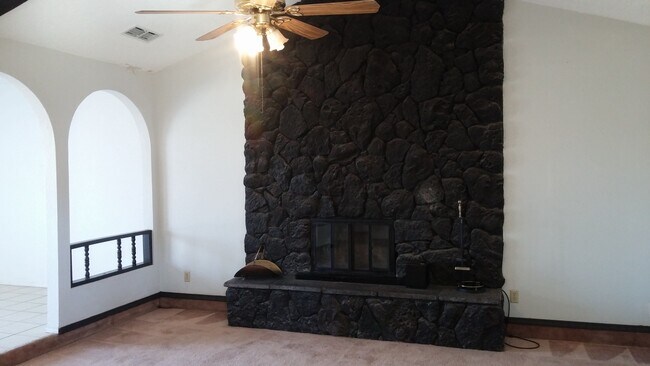 Building Photo - NICE HOME SITUATED ON A LARGE LOT
