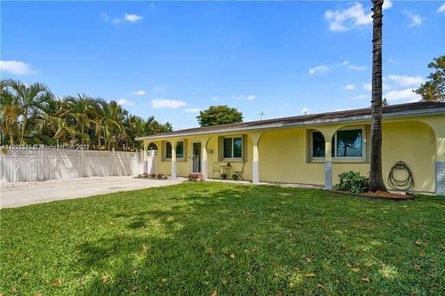 Building Photo - 718 NW 9th Ave