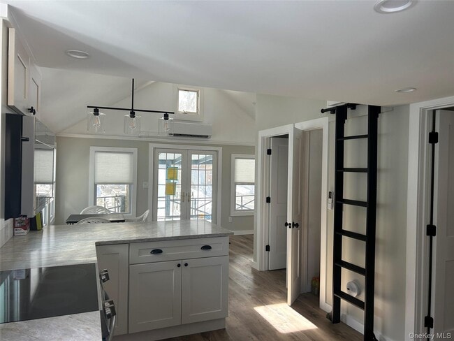 Building Photo - 7 Cedar Ave