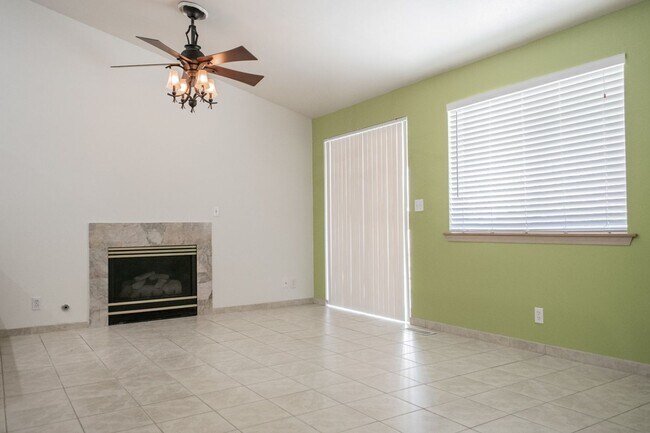Building Photo - Spacious & open 3 bed 2 bath rambler W/3 c...