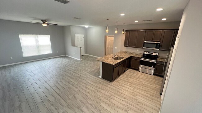 Foto del edificio - Beautiful 3 Bedroom, 2 Bathroom Home in Palm Bay!!