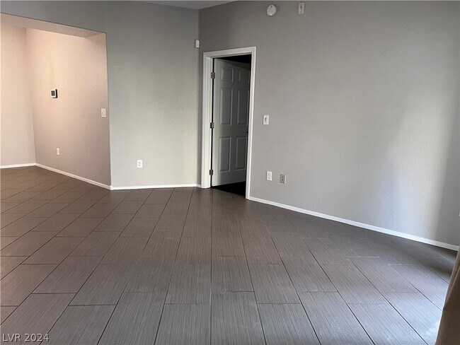 Foto del edificio - 2291 W Horizon Ridge Pkwy