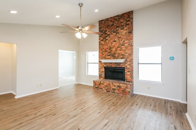Foto del edificio - 8137 Camelot Rd