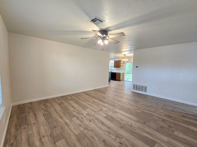 Building Photo - Beautifully remodeled 3 bed 1.5 bath home ...