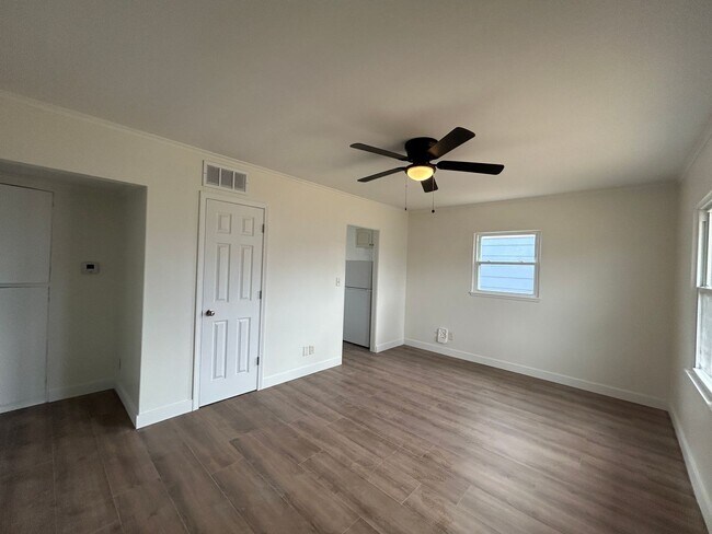 Foto del edificio - Newly updated 2 bedroom 1 bath home in Rock Island with Garage!