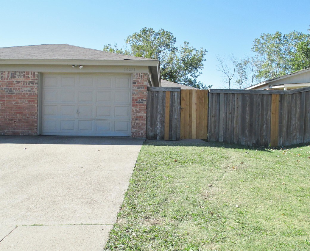 Primary Photo - 10251 Maverick Dr