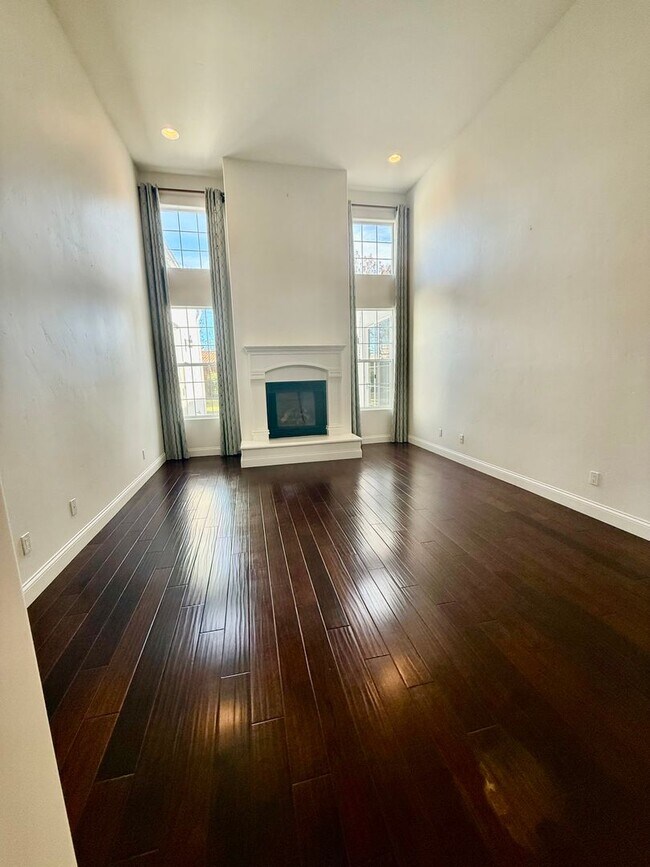 Foto del edificio - Luxury 4 Bedroom 3 Bath single family home located in the prestigious community of Del Oro