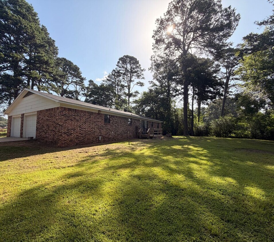 Foto del edificio - *Available July 6th**Discover a comfortable 3-bedroom, 2-bathroom home on the outskirts of Russel...
