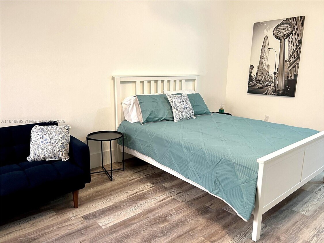 Foto principal - 8132 Harding Ave