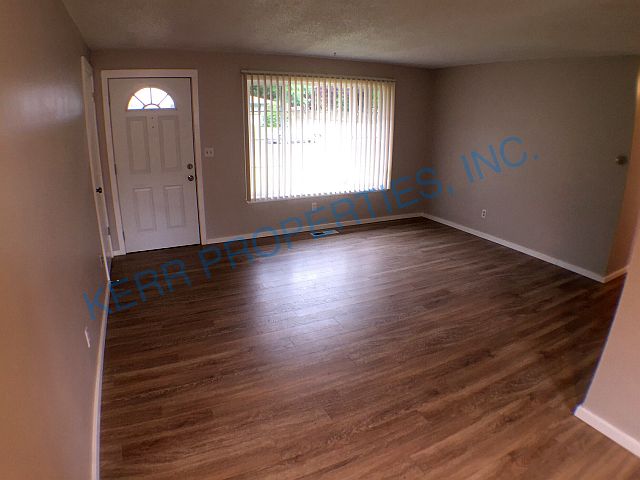 Building Photo - 525 NW Riverview Pl