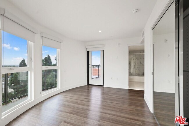 Foto del edificio - 1539 Purdue Ave