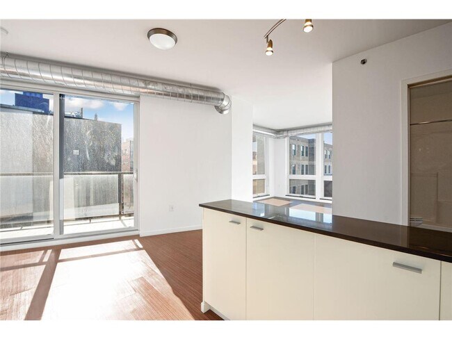 Building Photo - 915 N Washington Ave