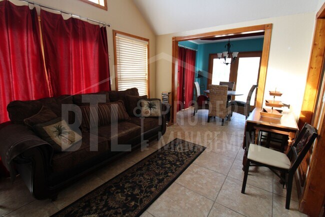 Foto del edificio - 4-bedroom, 3.5-bath home in Kirbyville, MO.