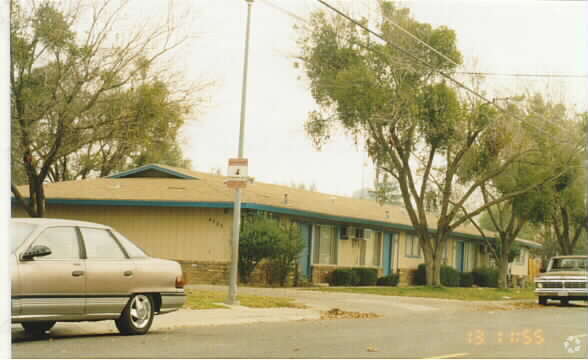 Building Photo - Los Lomas Apts