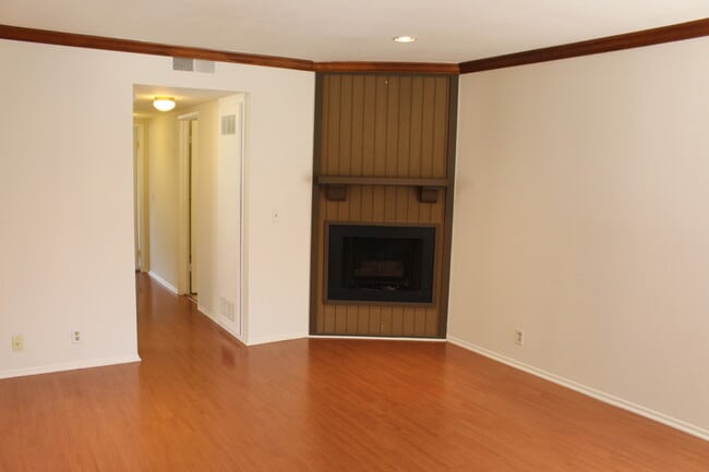 Building Photo - 2 bedroom/2 bath condo located in the Tang...