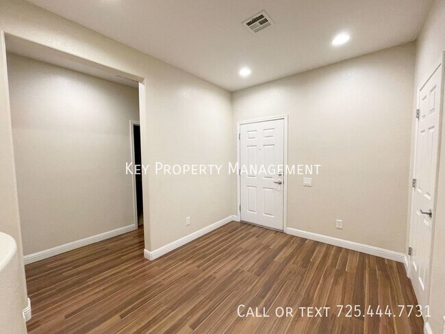 Building Photo - HARD TO FIND 2 BEDROOM WITH OFFICE & POOL!